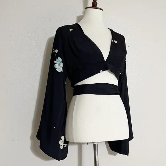 Free People Black Floral Print Kimono Wrap Top Blouse Cropped Long Sleeve S - Picture 3 of 10